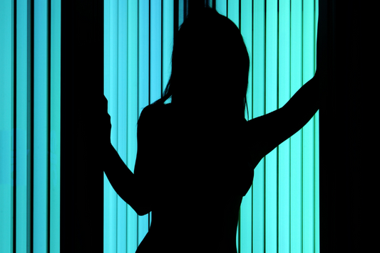 Kobiecy cień w solarium - Jak się opalić, żeby się nie spalić? - Jak bezpiecznie się opalać?