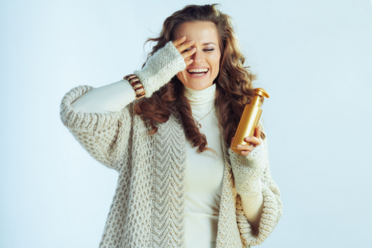 kobieta cieszy się z nawilżonej skóry z kosmetykiem do opalania w solarium