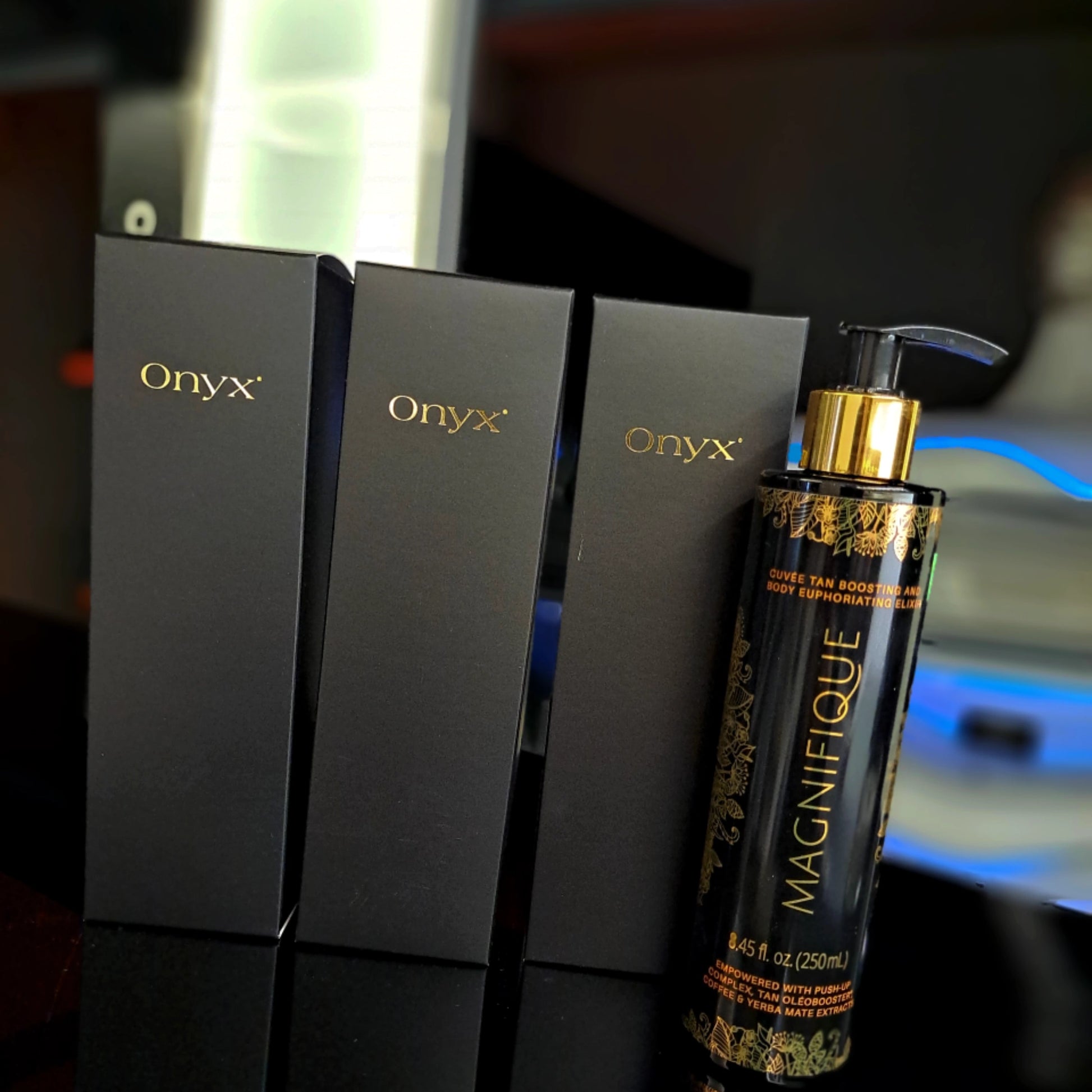 Onyx Magnifique cream placed next to elegant black Onyx boxes on a reflective surface